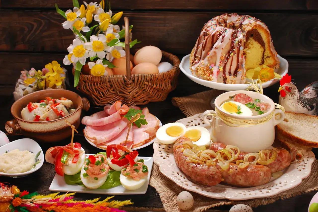 Piękne, efektowne dania wielkanocne: babka, biała kiełbasa, jajka faszerowane, chrzan i żurek.