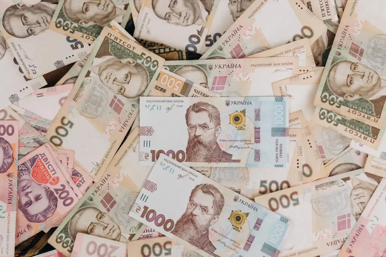 Kupka ukraińskiej waluty: banknoty 1000, 500 i 200 hrywien z portretami wybitnych postaci.