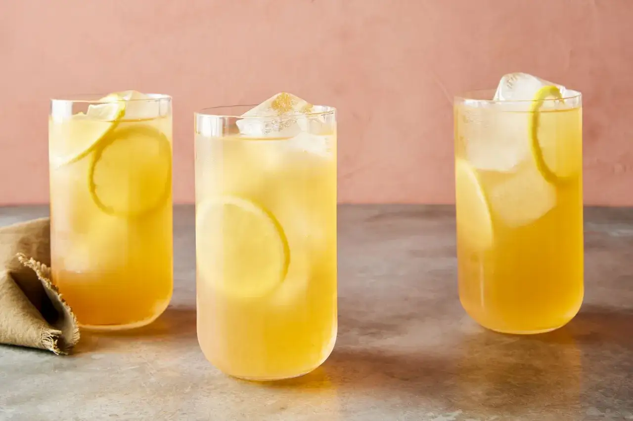 Trzy orzeźwiające drinki Cointreau z lodem i plasterkami cytryny, gotowe na letnie popołudnie.