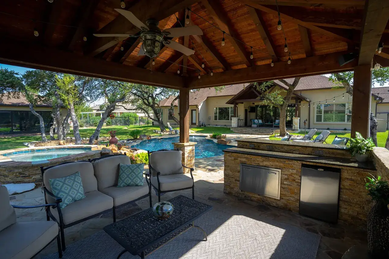 Une cuisine d'&eacute;t&eacute; avec piscine, salon ext&eacute;rieur confortable et bar avec grill. Parfait pour les journ&eacute;es chaudes.