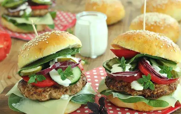 idealnie złożony domowy hamburger apetyczne zdjęcie