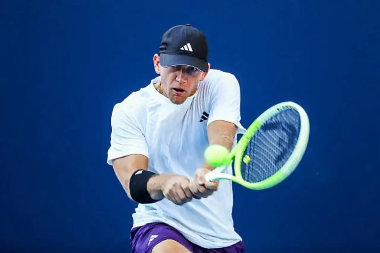 Tenista concentrado golpea la pelota en el ATP de Shanghai.