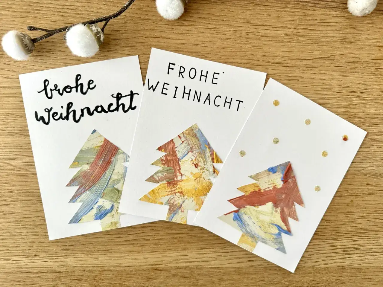 Drei selbstgebastelte Weihnachtskarten mit bunten Bäumen – tolle Ideen zum Weihnachtskarten basteln mit Kindern.