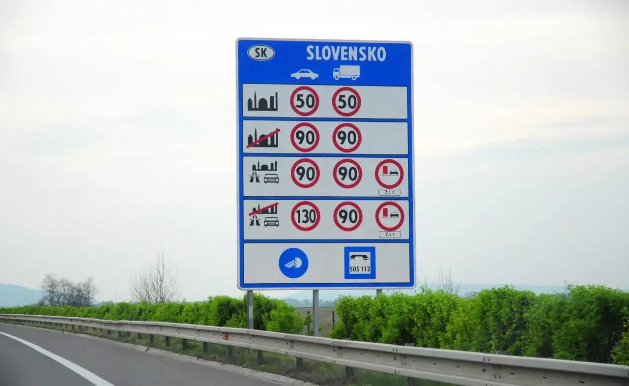 Znak drogowy Słowenii z limitami prędkości dla samochodów i ciężarówek. Winiety Słowenia są niezbędne do podróżowania po autostradach.
