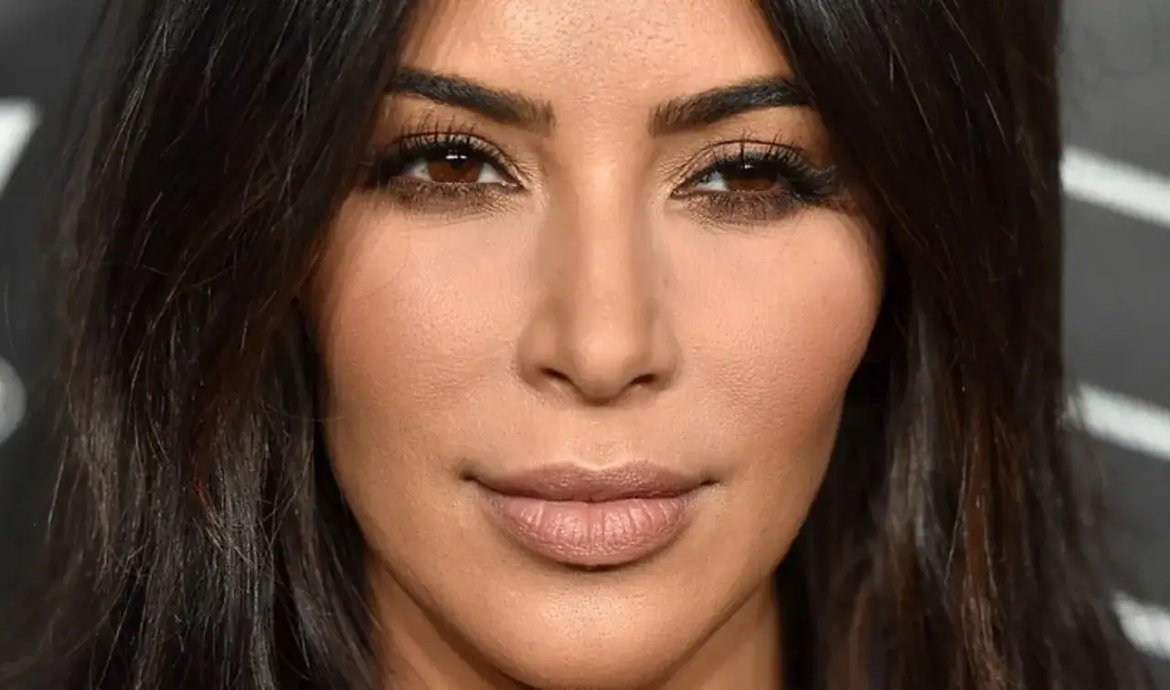 Kim Kardashian makijaż usta nude