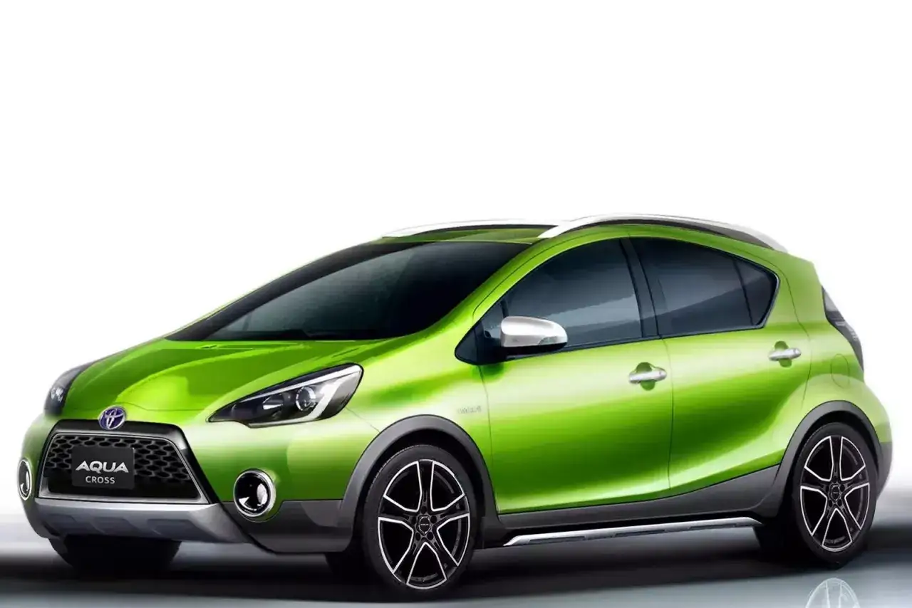 Jaskrawozielony Toyota Aqua Cross z srebrnymi relingami dachowymi i czarnymi felgami, gotowy na miejskie przygody.