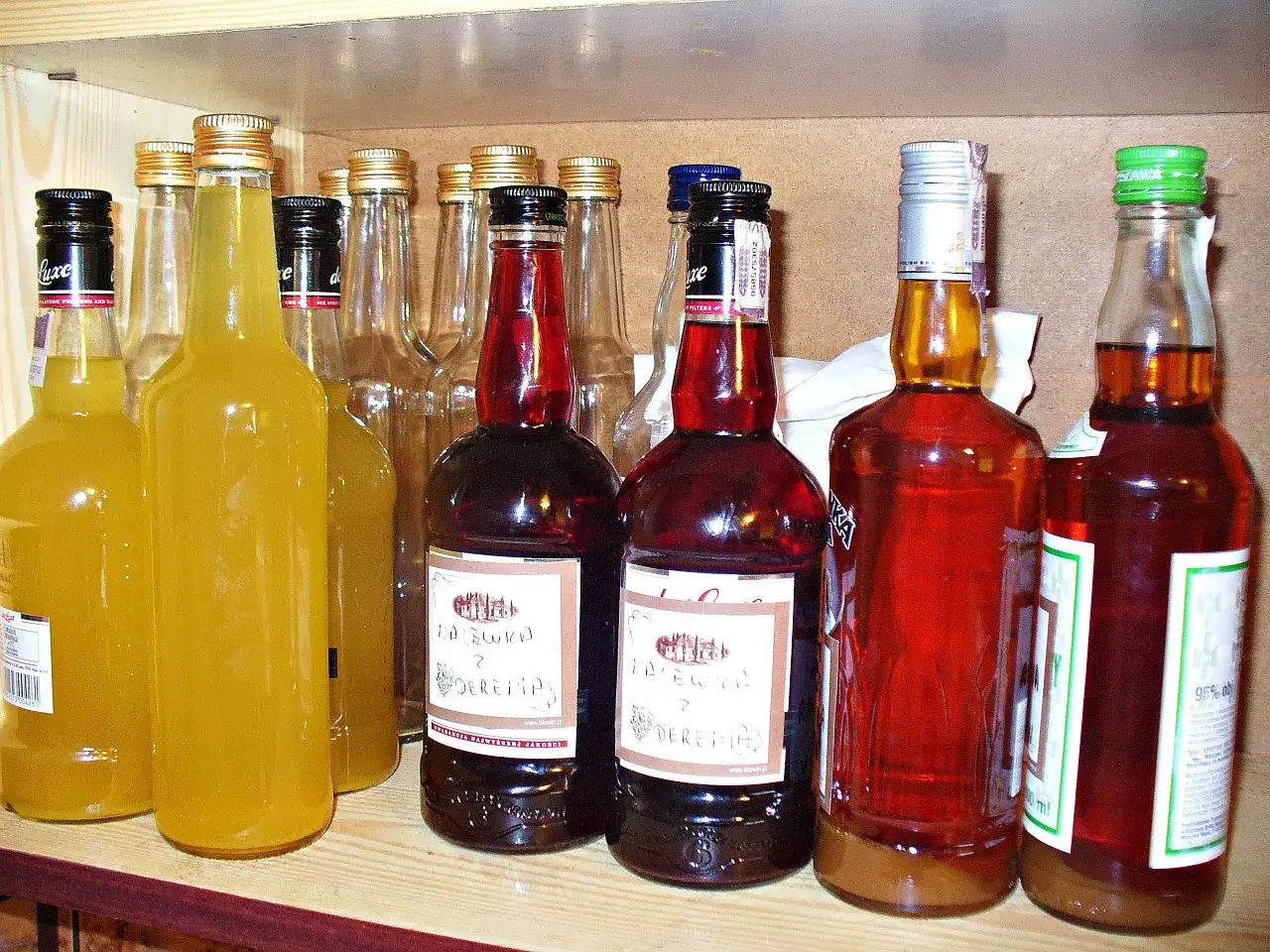Butelki z domową wódką smakową, gotowe do degustacji. Wiele sposobów, jak zrobić wódkę smakową, a tu efekty.