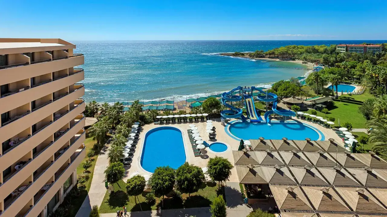 Ośrodek Ozkaymak Select Resort Hotel z basenami, zjeżdżalniami wodnymi i widokiem na morze.