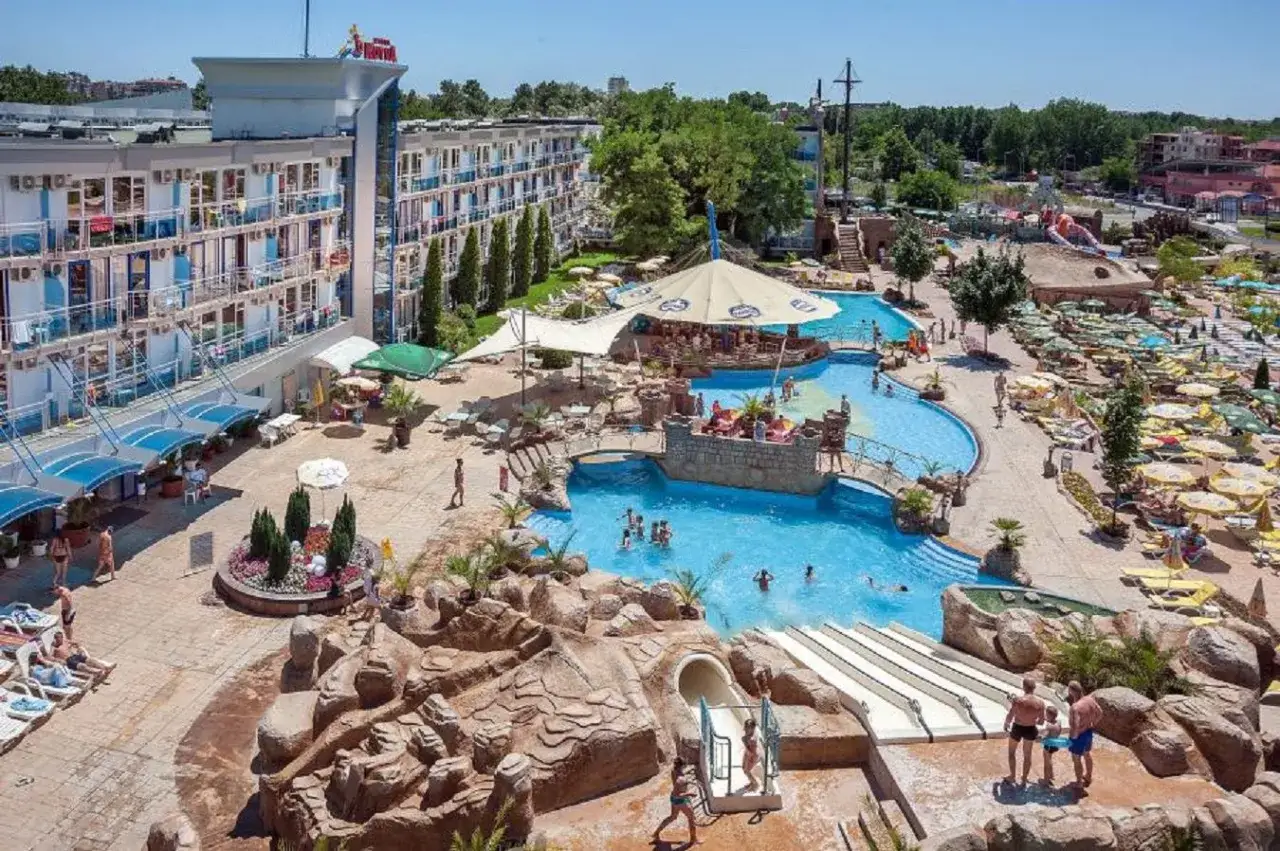 Słoneczne bułgaria wakacje: hotel z basenami, zjeżdżalniami i mnóstwem leżaków. Idealne miejsce na relaks i zabawę.