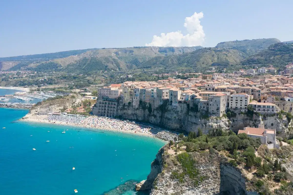 Tropea, gioiello della Calabria, con il suo borgo arroccato sulla scogliera e la spiaggia affollata. Curiosit&agrave; sulla Calabria: un luogo da sogno.