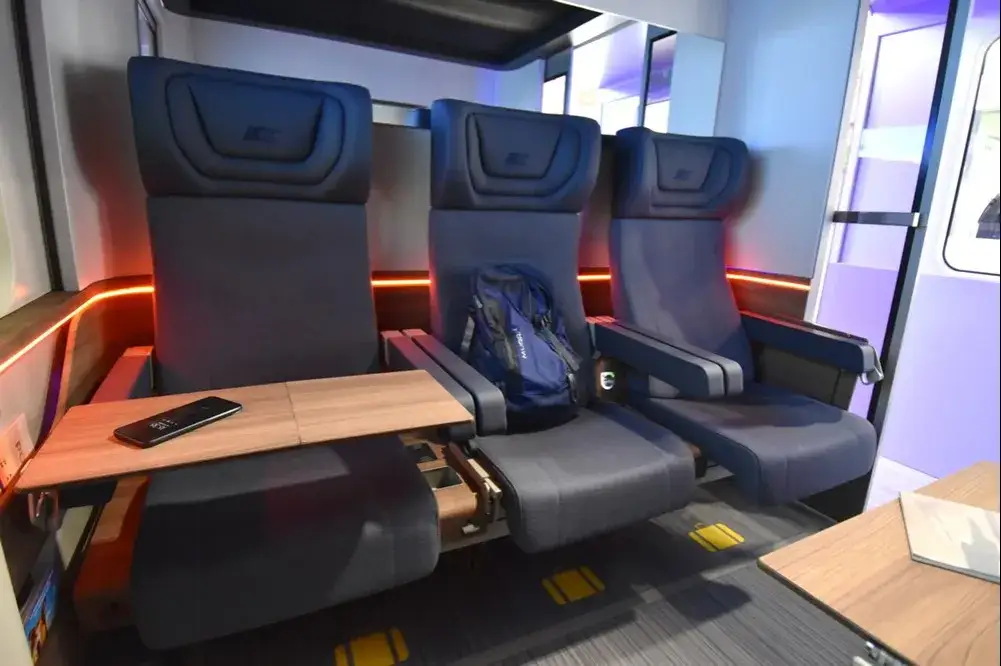 Wnętrze nowoczesnego pociągu PKP Intercity