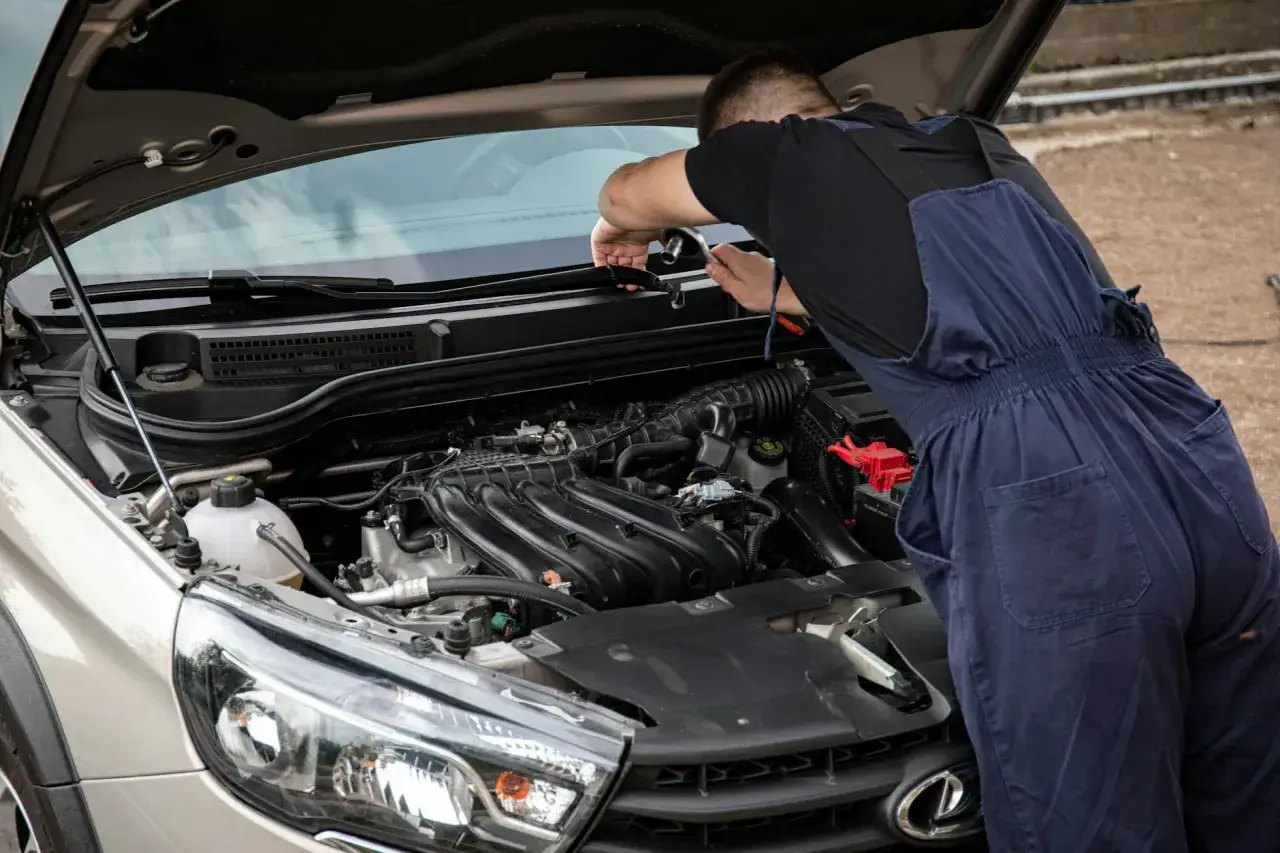 Mechanik pracuje przy silniku diesla bez DPF.
