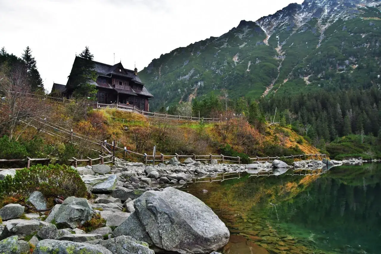 Morskie Oko w Tatrach jesienią