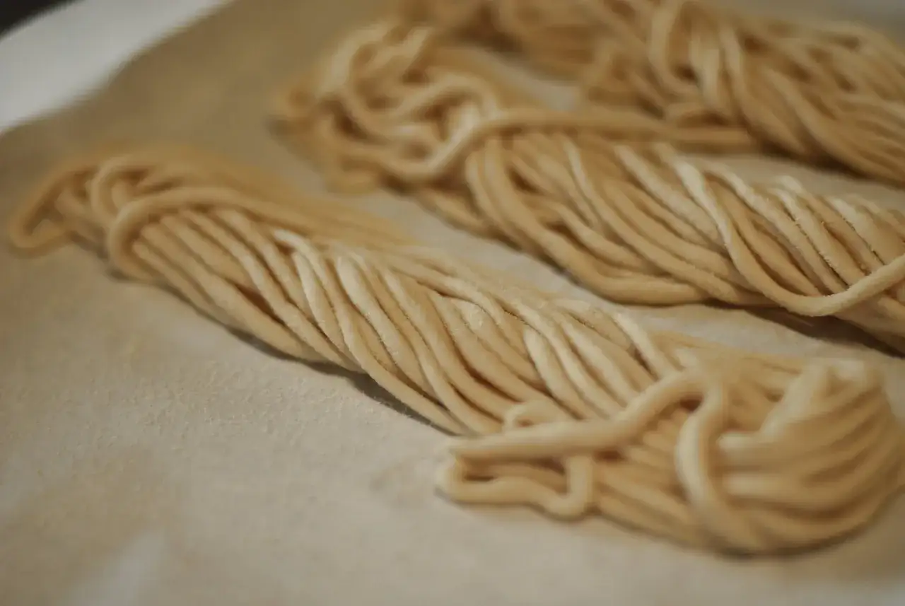 Pici fatti in casa, pronti per essere cotti. Ecco come fare i pici per un piatto autentico.