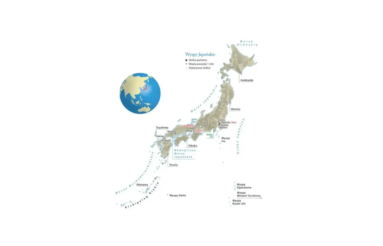 Mapa Japonii z zaznaczonymi wyspami: Hokkaido, Honsiu, Sikoku, Kiusiu, Cuszima i Okinawą. Widoczne morza i miasta.