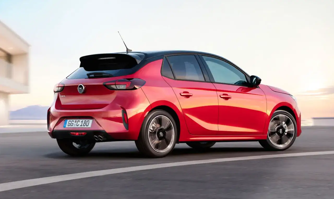 Czerwona Opel Corsa E w ruchu, z widocznym tyłem i bokiem. Poznaj jej opel corsa e wymiary i możliwości.