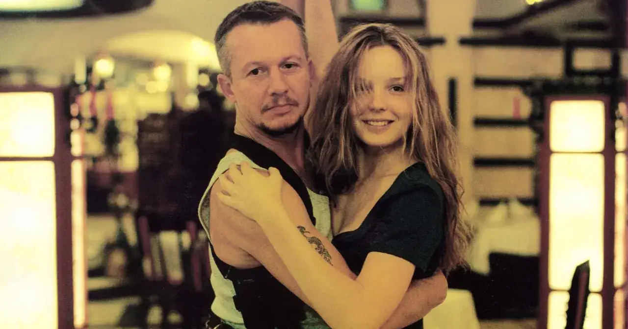 Para z polskiego filmu lat 90. przytulająca się w restauracji.