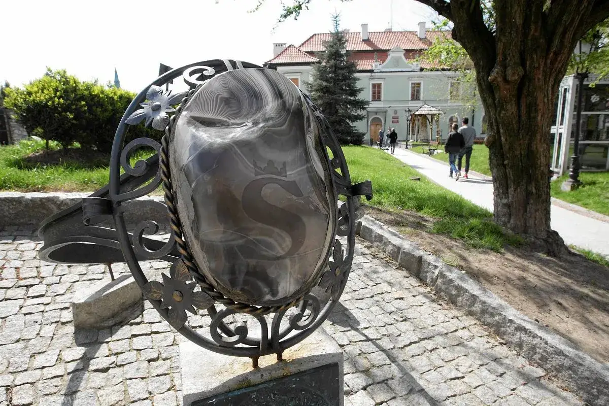 Monumentalny pierścień w Sandomierzu, ozdobiony kamieniem z koroną i literą 