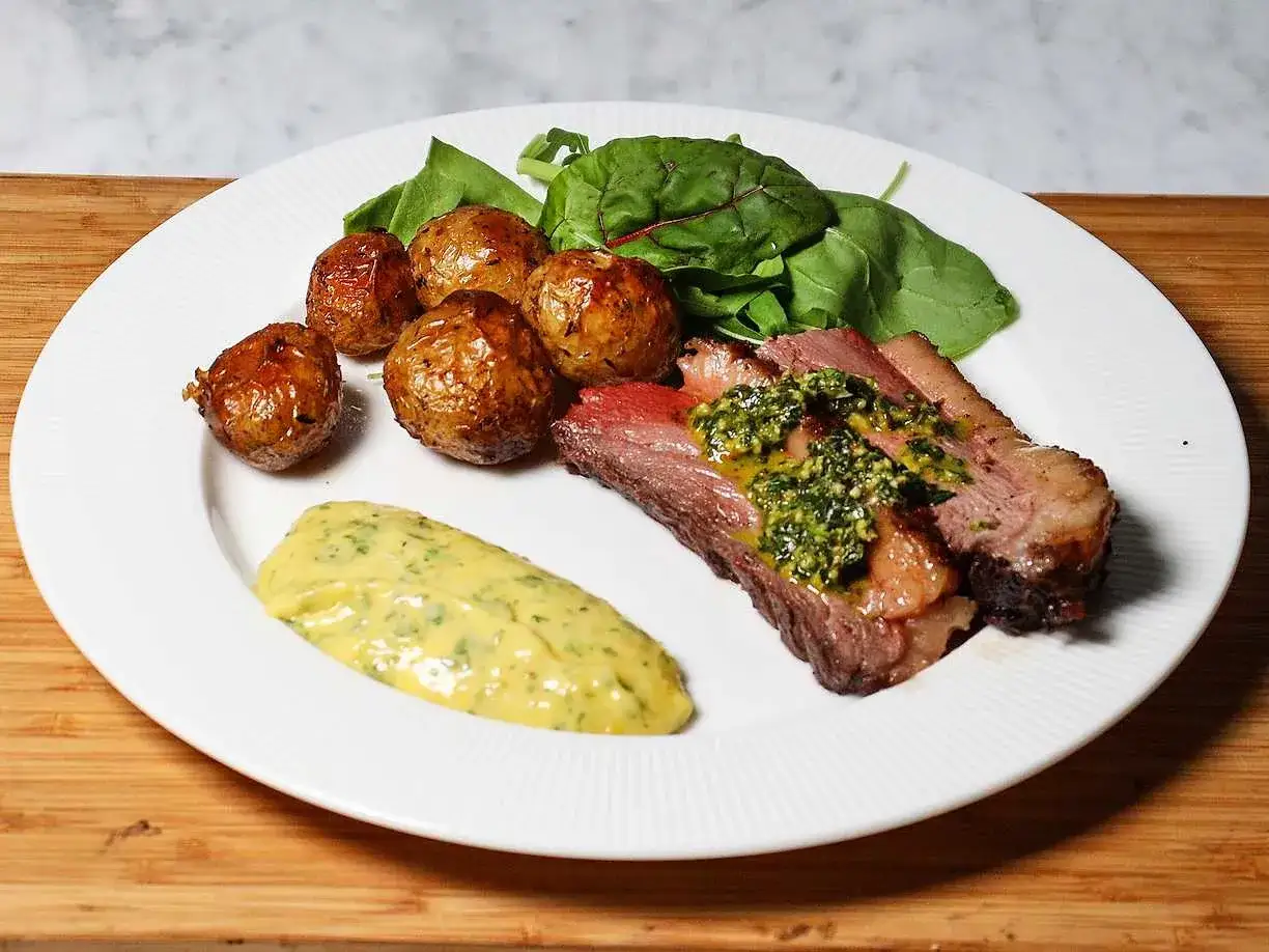 En saftig picanha med rostade potatisar, gr&ouml;n chimichurri och en kr&auml;mig s&aring;s. Ett perfekt picanha recept f&ouml;r en festm&aring;ltid.