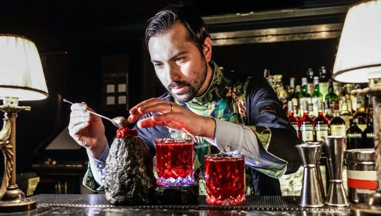 Barman prepara cocktail unici, un'idea su dove bere a Barcellona.