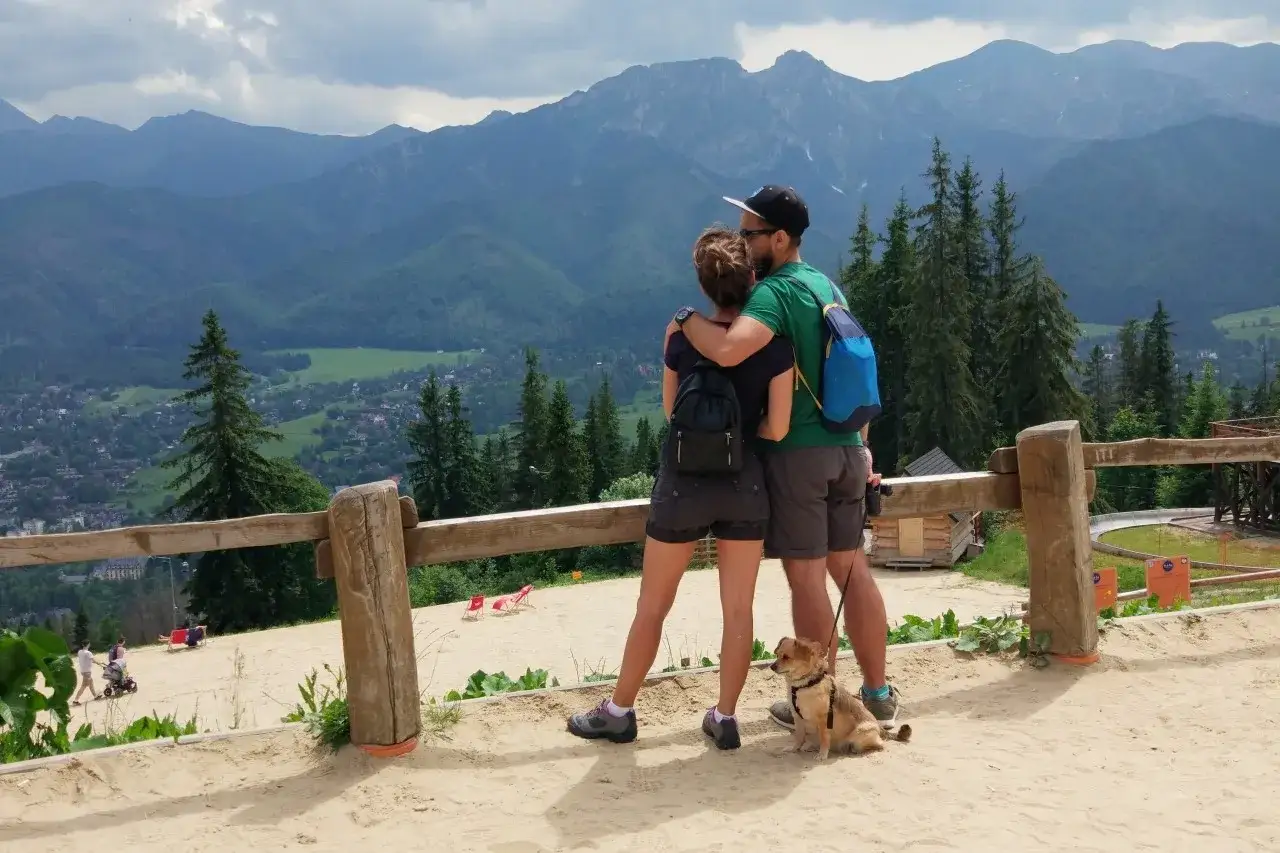 Para z psem podziwia widok na Tatry z Kasprowego Wierchu.