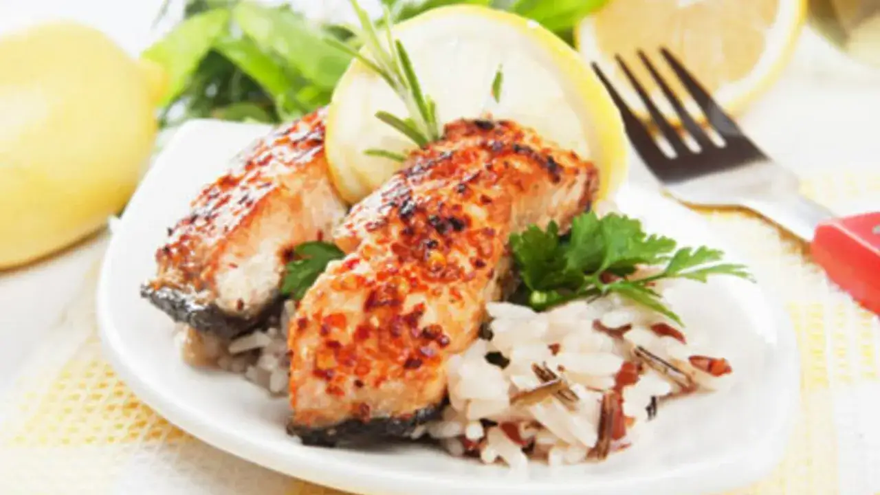 Gebratener Lachs mit Reis und Zitrone, eine köstliche Alternative zu Fleisch am Aschermittwoch.