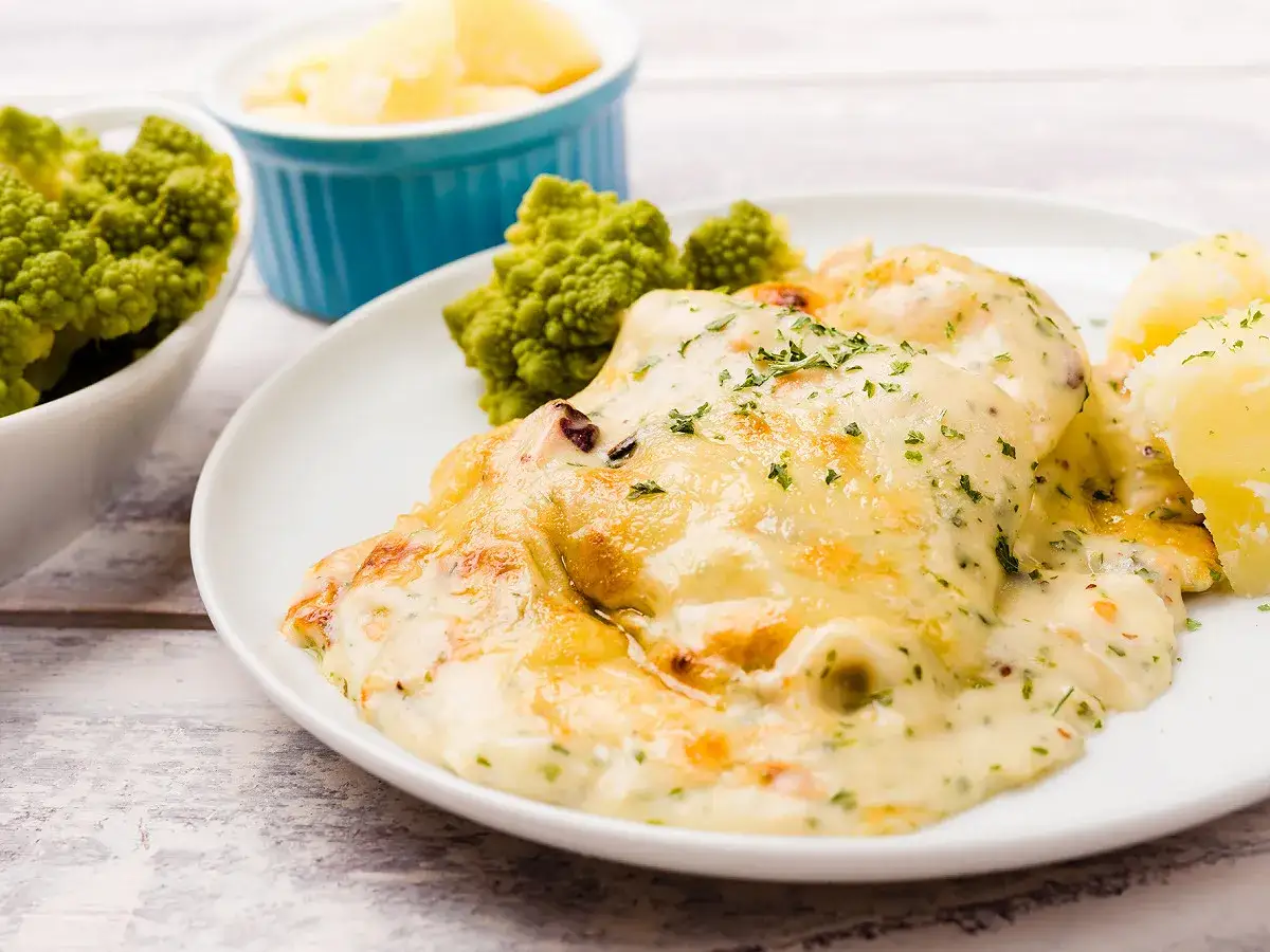 Poisson gratiné avec une sauce whisky onctueuse, accompagné de pommes de terre et de brocolis romanesco. Un délice !