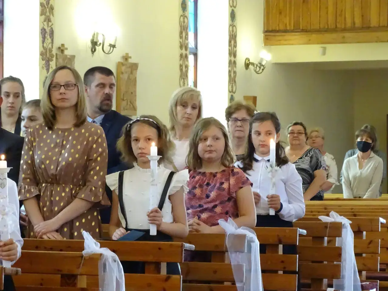 Dzieci z zapalonymi świecami w kościele, podczas uroczystości odnowienia przyrzeczeń chrzcielnych.