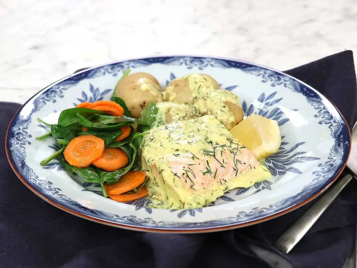 Laxfil&eacute; med kr&auml;mig s&aring;s, dill, kokt potatis, mor&ouml;tter och spenatsallad. Ett perfekt recept med lax f&ouml;r en god middag.