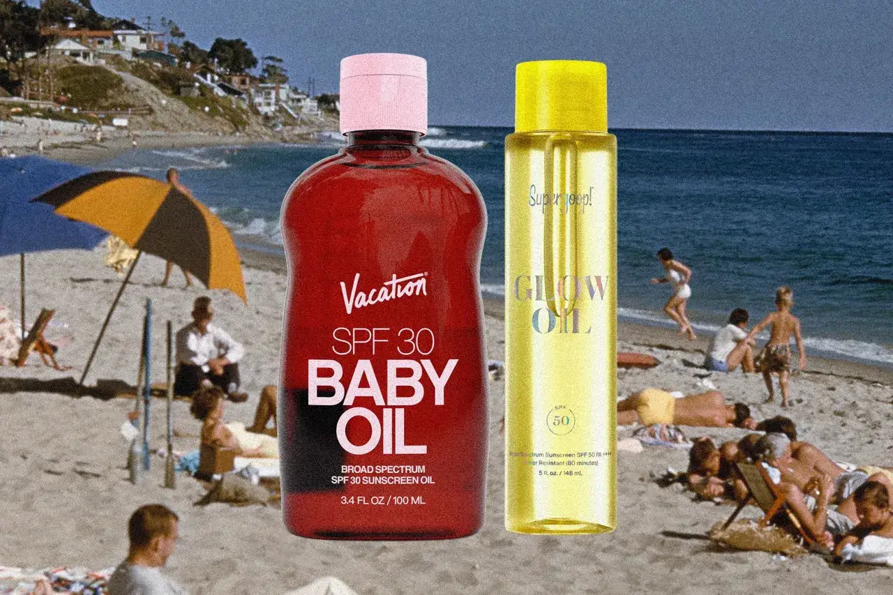 Deux flacons d'huile solaire sur une plage anim&eacute;e. Id&eacute;al pour savoir comment bronzer vite et en toute s&eacute;curit&eacute;.