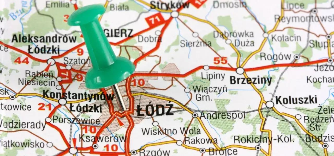 Zielona pinezka na mapie zaznacza Łódź i okolice, wskazując ciekawe miejsca i atrakcje turystyczne w regionie.