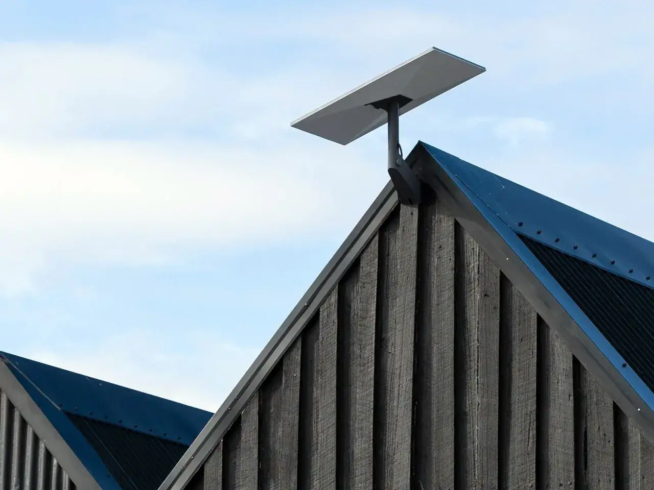 Antena Starlink na dachu domu, gotowa do zapewnienia szybkiego internetu.