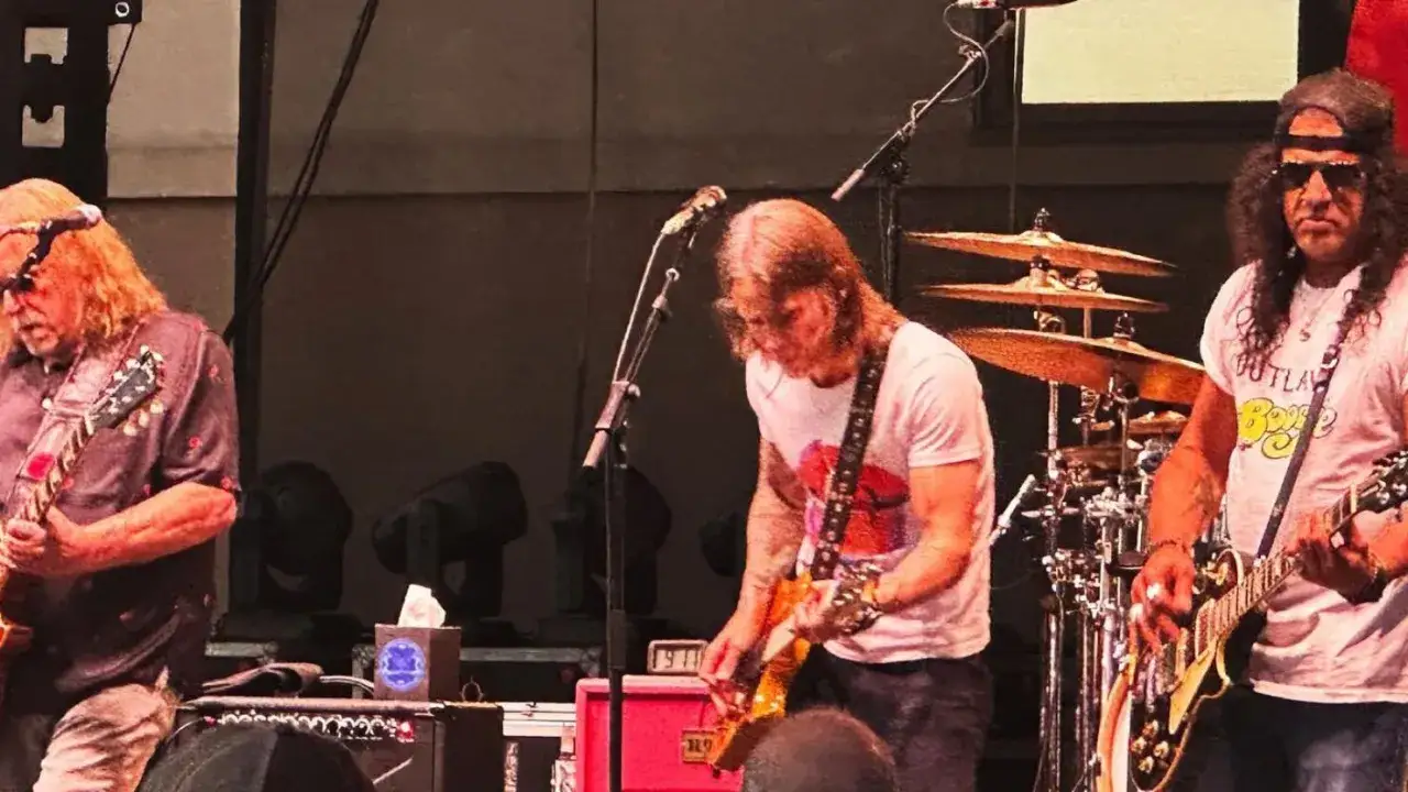 Slash i Myles Kennedy grają na gitarach podczas koncertu.
