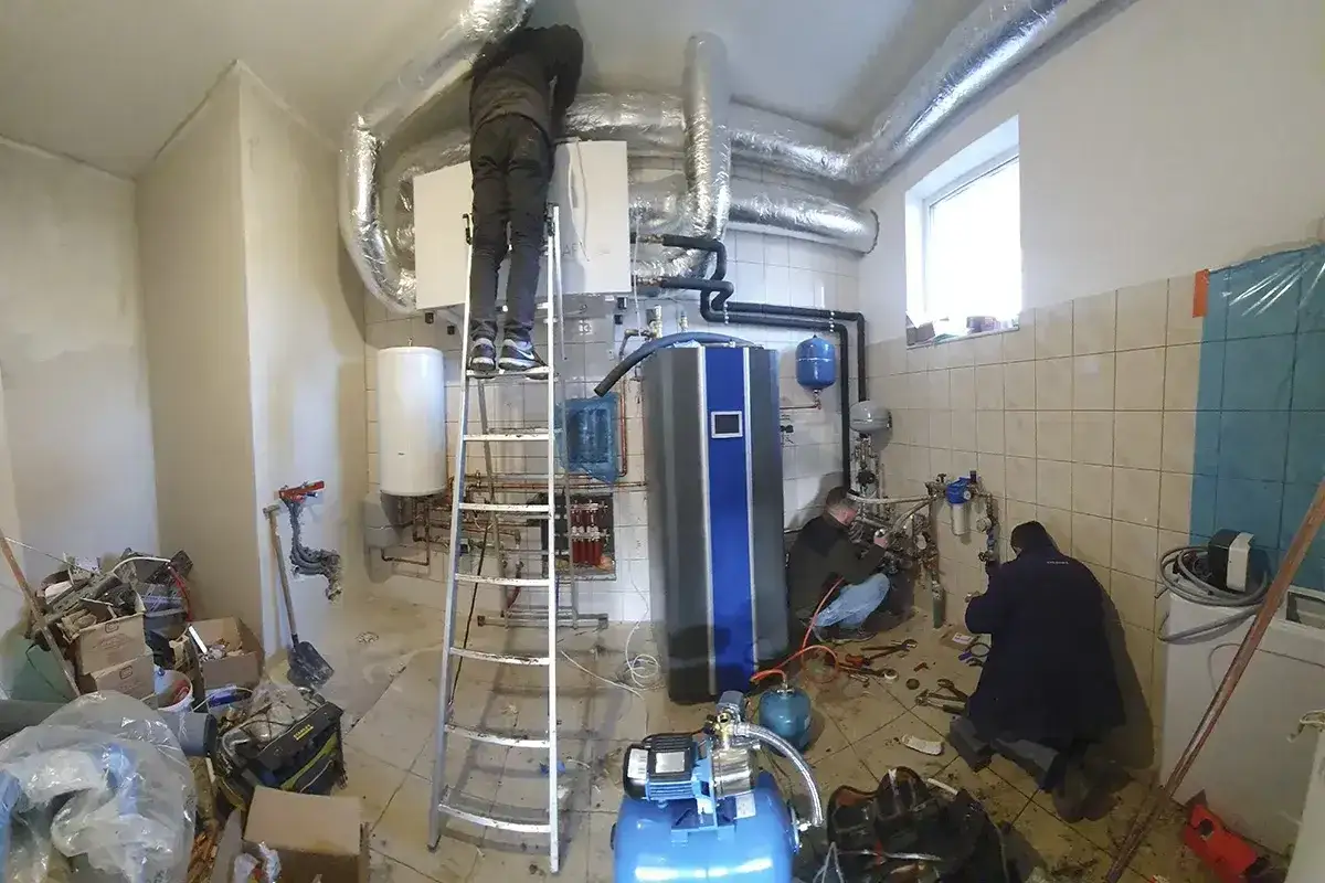 Hydraulicy pracują przy kotle i bojlerze. Zastanawiasz się, ile zarabia hydraulik?