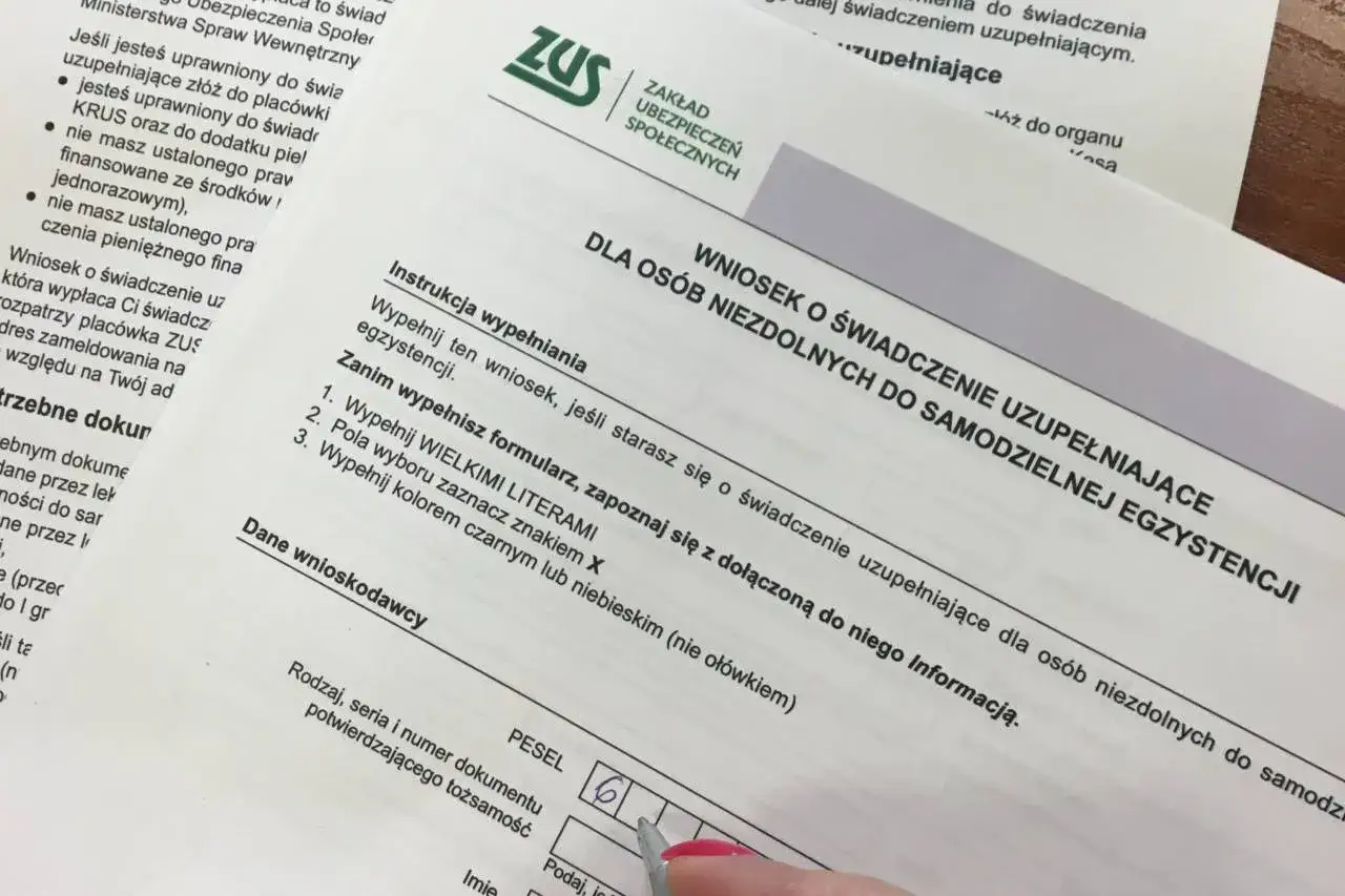 Wniosek o świadczenie uzupełniające dla osób niezdolnych do samodzielnej egzystencji. Wypełnij formularz, by ubiegać się o dodatek pielęgnacyjny 2025.