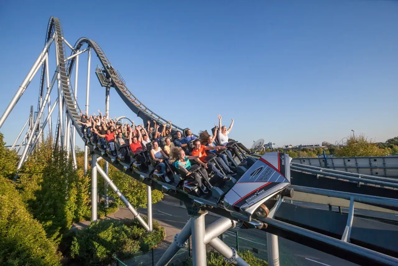 Pasażerowie krzyczą z radości na jednym z największych roller coasterów w Europie, Silver Star w Europa-Park.