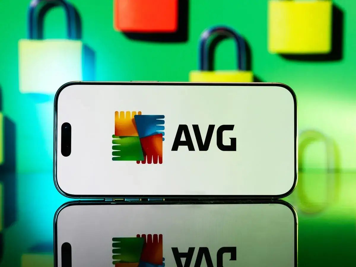 En smartphone visar AVG:s logotyp, en symbol f&ouml;r avg antivirus android-skydd. I bakgrunden syns l&aring;s i olika f&auml;rger.