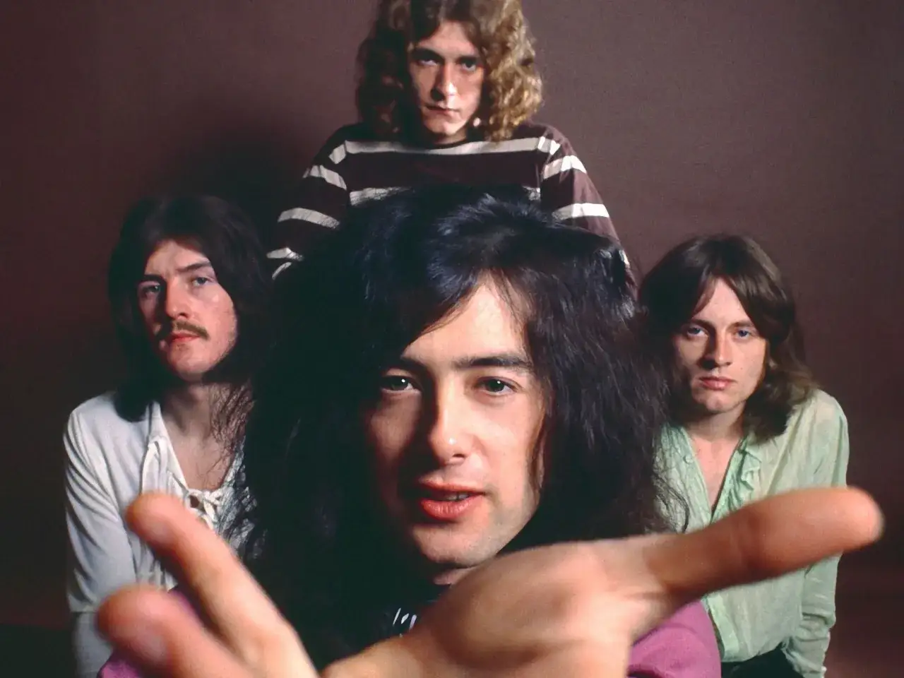Członkowie Led Zeppelin: Robert Plant, Jimmy Page, John Paul Jones i John Bonham pozują do zdjęcia.