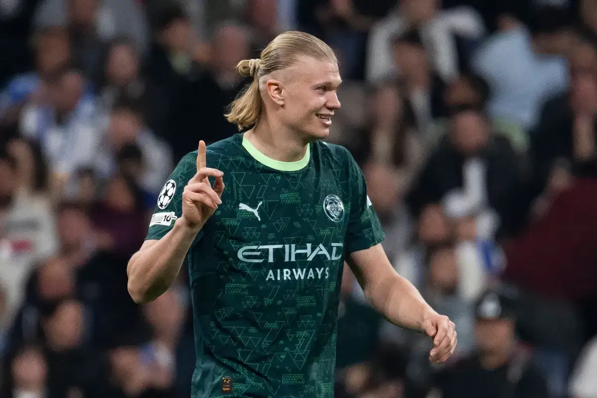 Erling Haaland z Man City, po strzeleniu bramki w meczu przeciwko West Ham, pokazuje palcem 