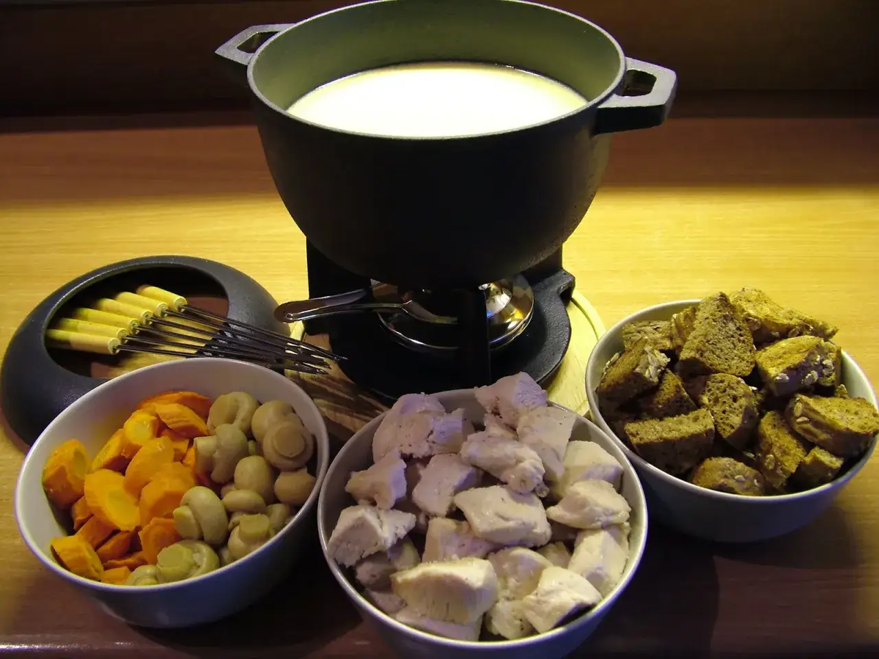 Gotowy zestaw do fondue: bulion, kawałki kurczaka, pieczarki, marchewka i grzanki. Idealny wyb&oacute;r, jaki ser do fondue wybrać, by stworzyć pyszne danie.