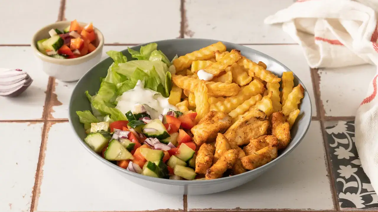 Misternie ułożony gyros z frytkami, sałatką i warzywami. Zastanawiasz się, ile kalorii ma gyros z frytkami?