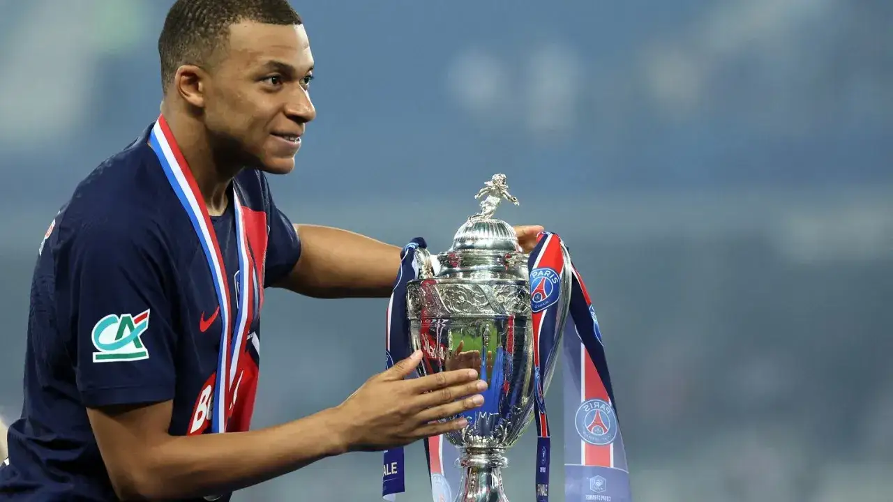 Kylian Mbappe zarobki tygodniowe infografika