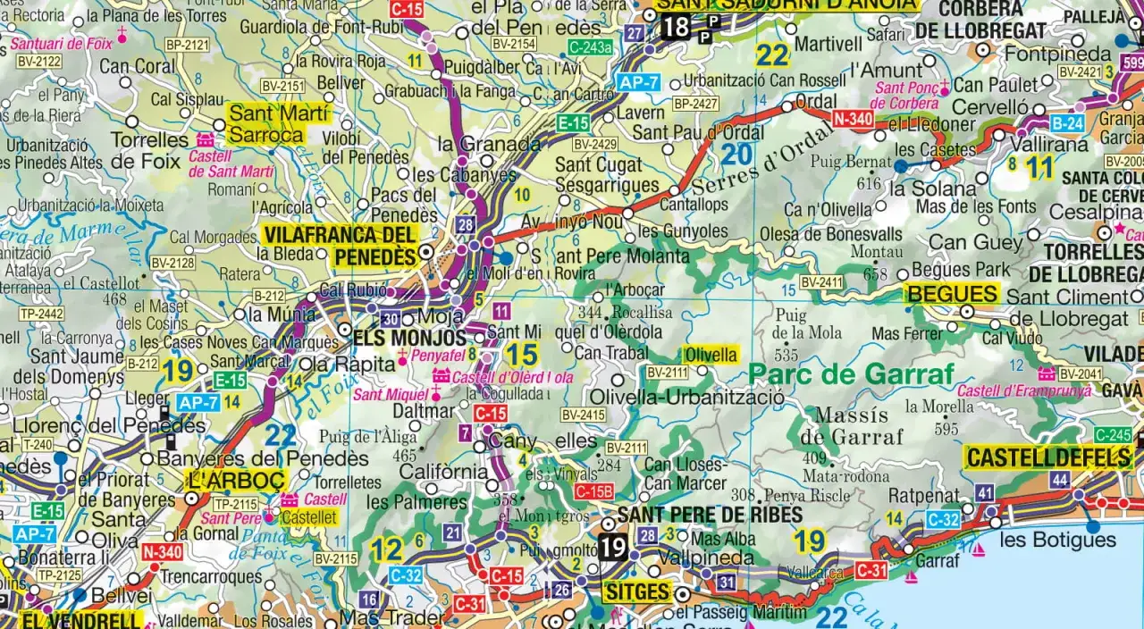 Mapa pokazuje, gdzie jest Barcelona i okolice, z zaznaczonymi drogami, miasteczkami jak Sitges, Vilafranca del Penedès i autostradami.