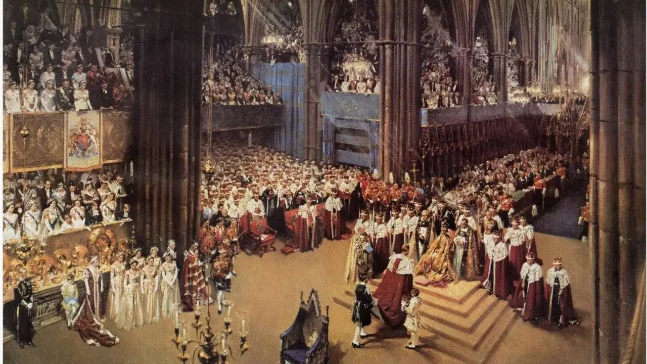 La coronaci&oacute;n de Isabel II en la Abad&iacute;a de Westminster, con la realeza y dignatarios reunidos.