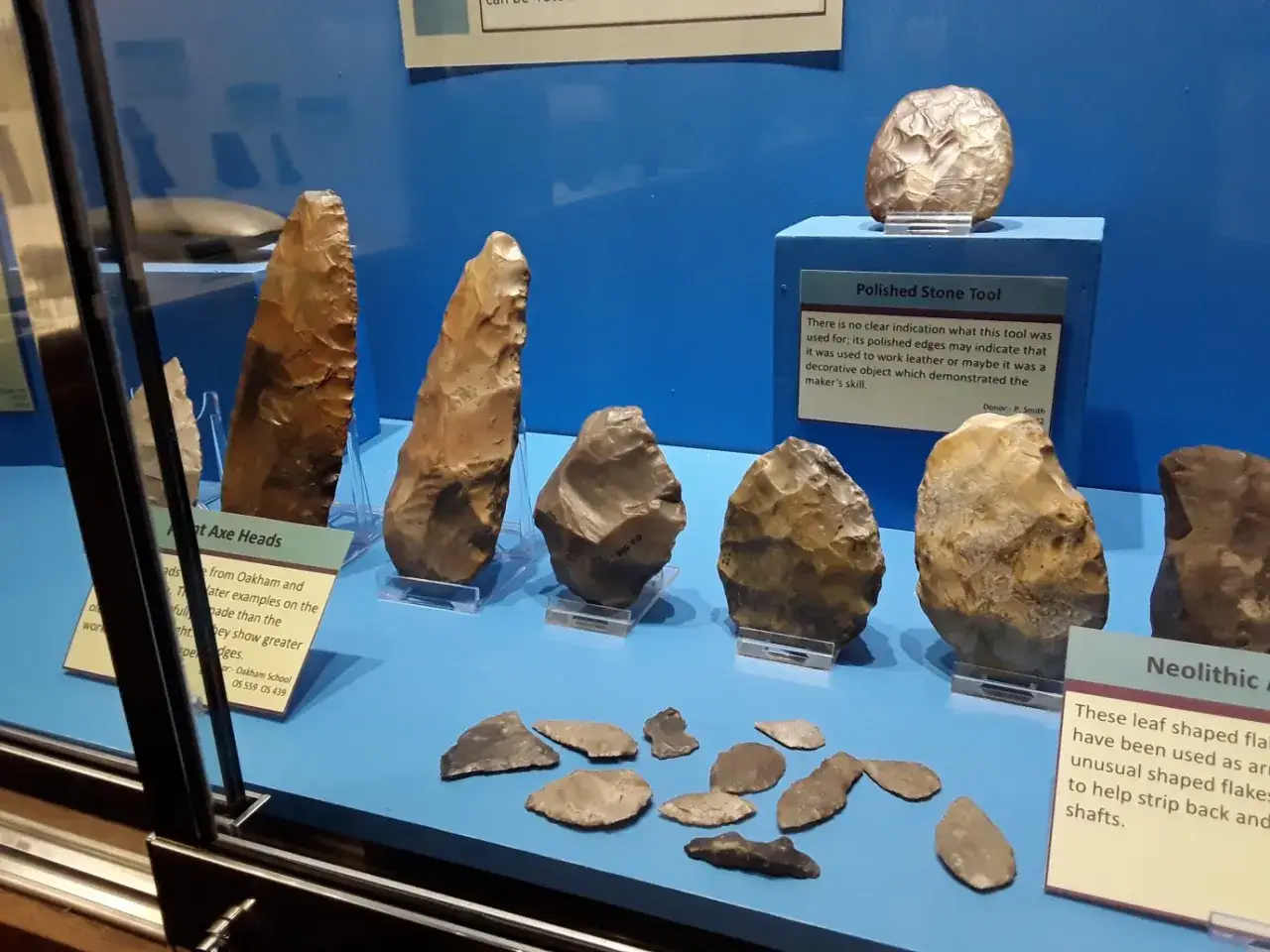 Steinzeitliche Werkzeuge aus Flint, die die Bedeutung von Flint für die Herstellung von Werkzeugen und Waffen zeigen.