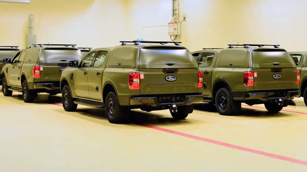Flera gr&ouml;na Ford Ranger pickuper med takr&auml;cken st&aring;r uppradade. Perfekt f&ouml;r dig som s&ouml;ker en Ford Ranger till salu f&ouml;r tuffa tag.