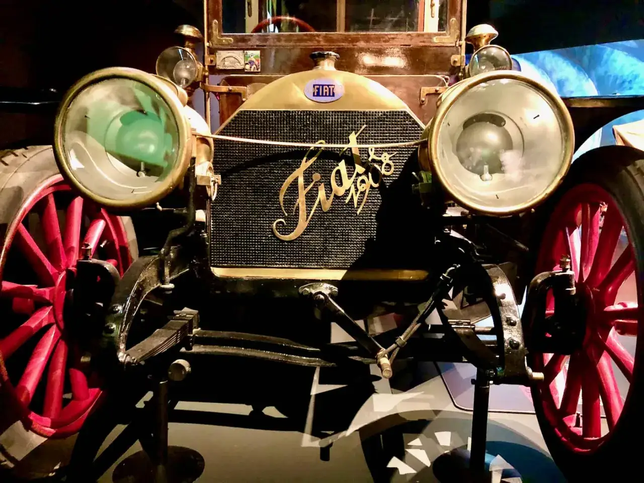 Klasyczny Fiat z muzeum Fiata Turyn, z charakterystyczną kratką i złotym napisem.
