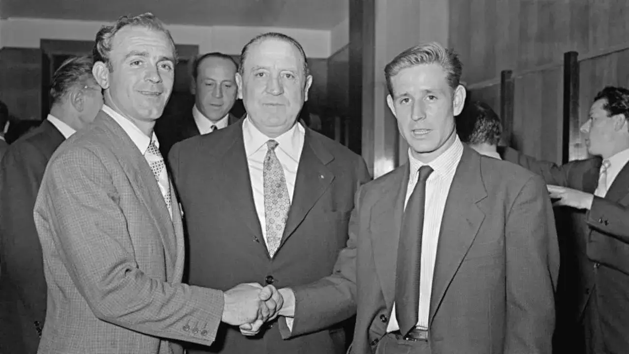 Trzech mężczyzn w garniturach, jeden z nich to Alfredo Di Stefano, symbol Barcelony.