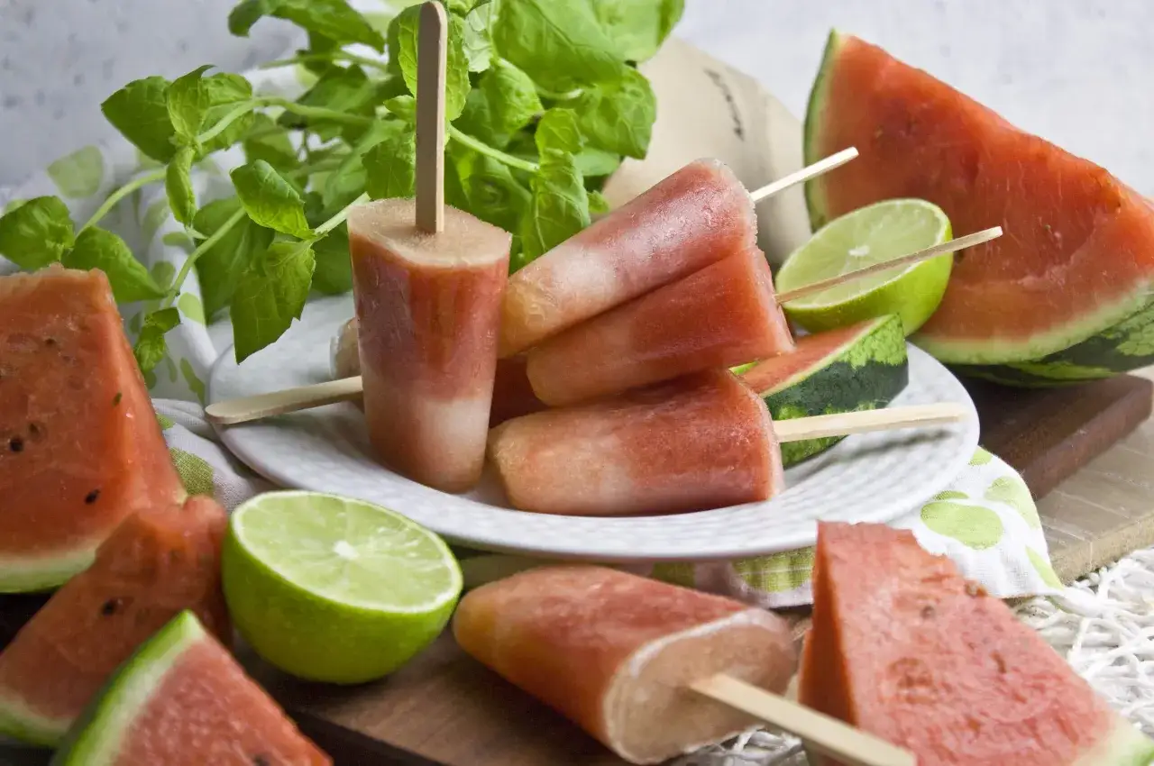 Erfrischende Wassermelonen-Limetten-Eis am Stiel, perfekt f&uuml;r hei&szlig;e Tage. Tolle eis rezepte f&uuml;r die ganze Familie.