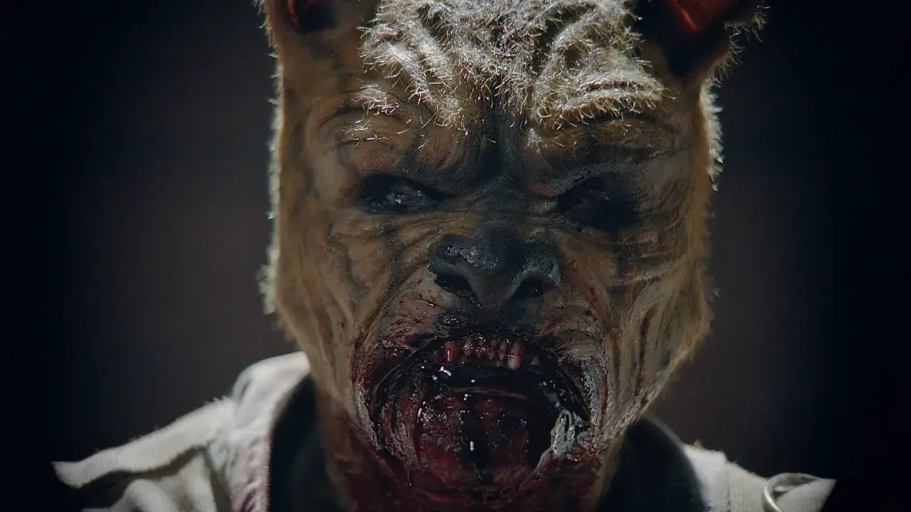 Przerażająca maska Kubusia Puchatka w stylu horror. Krwawa paszcza i puste oczy budzą grozę.